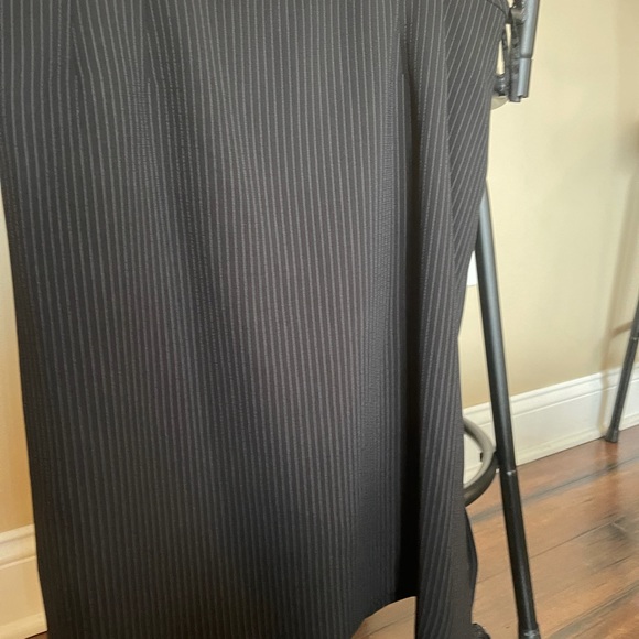 NWT Tahari 3 Piece Black/White Pinstripe Suit.  Jacket, Tank and Skirt 12P. - Picture 4 of 8